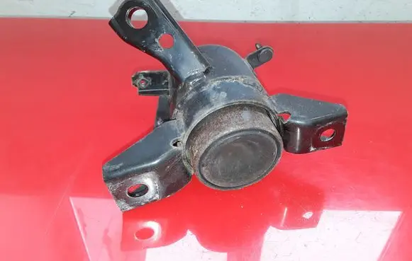 Toyota RAV 4 (XA30) Engine mount bracket NOCODE