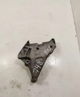 Volkswagen PASSAT B6 Engine mounting bracket 03G199207E V150