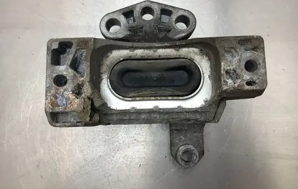 Opel Signum Engine mount bracket 21044613
