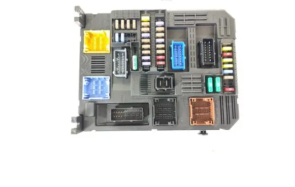 Peugeot 208 Fuse module 9832880380