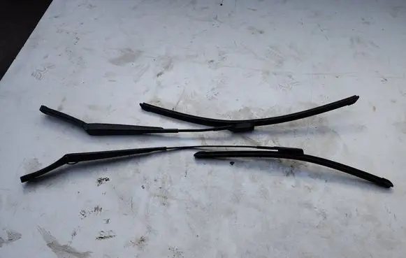 Volkswagen Golf VI Front wiper blade arm 