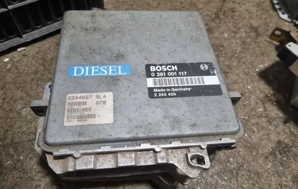 BMW 5 E34 Engine control unit/module 0281001117 2243420