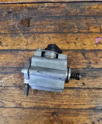 Audi A4 S4 B6 8E 8H Fuel injection high pressure pump 0261520008 21007520