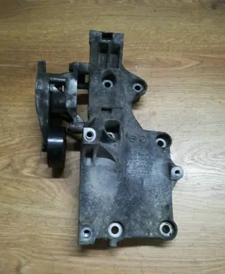 Volkswagen PASSAT B6 Generator/alternator bracket 03G903143F