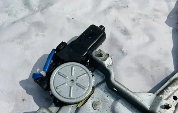 KIA Sorento Front door window regulator motor