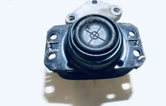 Peugeot 307 Engine mount bracket