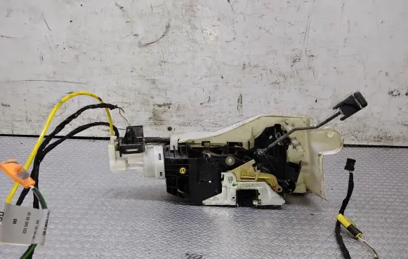 Mercedes-Benz S W220 Front door lock 2207200835