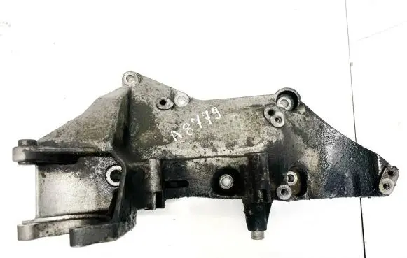 Nissan Primera Engine mounting bracket