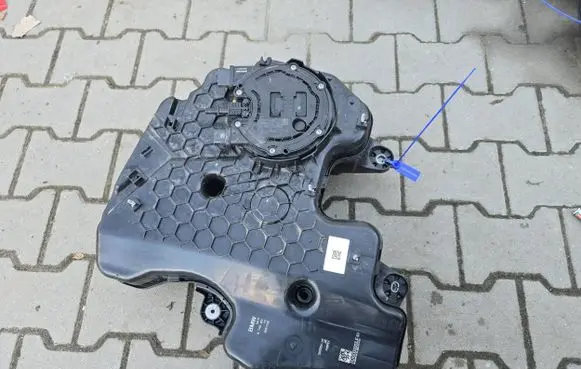 BMW X2 U10 Adblue tank cap 8740421