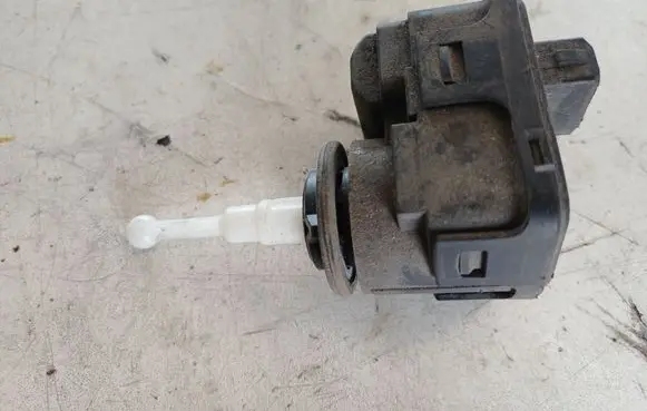 Volkswagen PASSAT B5 Headlight level adjustment motor 3A0941295 1H0941295E