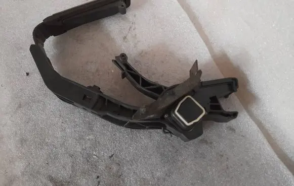 Mercedes-Benz C W203 Accelerator throttle pedal A2033000604 2033000604