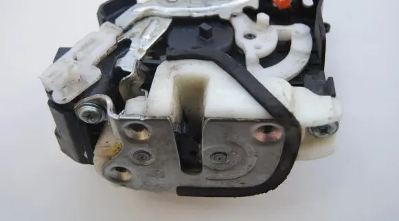 Mitsubishi L200 Rear door lock NER