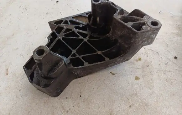 Volkswagen Touran I Engine mounting bracket 06F199207H