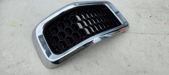 Jeep Cherokee Front bumper upper radiator grill 68303626AA