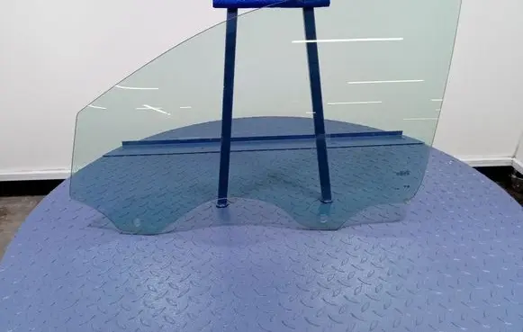 Volkswagen Touareg I Front door window glass four-door