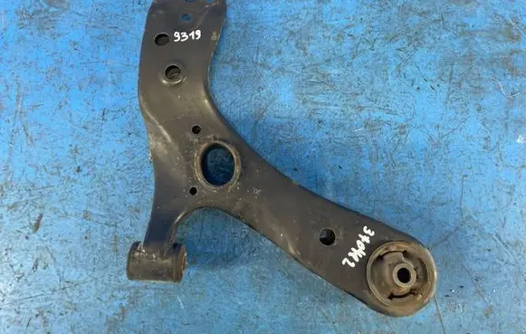 Lexus CT 200H Front lower control arm/wishbone 4806847050