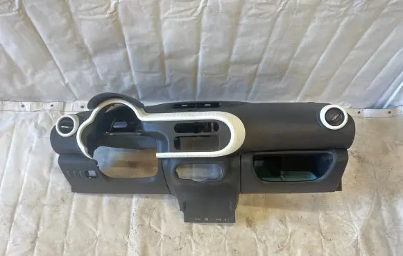 Renault Twingo III Dashboard 681004210R 985253230R 647R