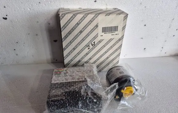 Ford Fiesta Tire air pump compressor 8V21-19G525-AA 51828831