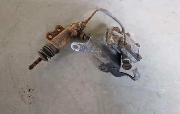 Mitsubishi L200 Clutch slave cylinder 