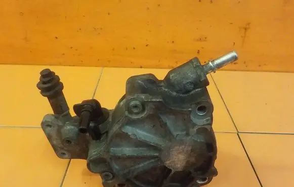Ford Mondeo MK IV Vacuum pump D171B1C1 D171B 1C1