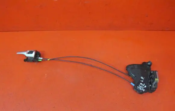 Toyota Auris 150 Front door lock AURISIZAMEKLP