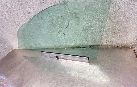 Opel Vectra C Front door window glass four-door DOT27M24100AS2 E000184 43R001025