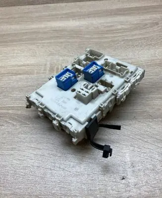 Nissan Primera Fuse module 24350AV700 0111051