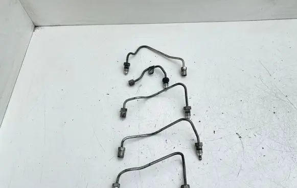 Toyota Avensis T220 Fuel injector supply line/pipe 