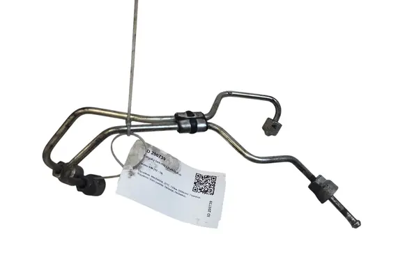 Volvo V40 Fuel injector supply line/pipe 