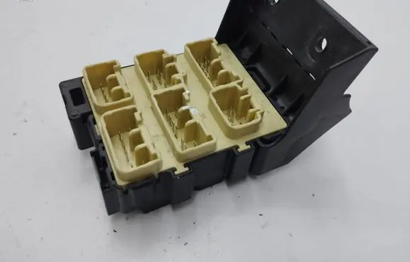 Toyota Avensis T250 Fuse module 8273405030