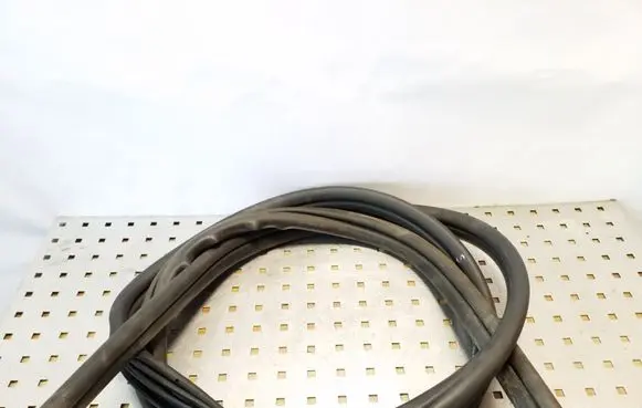 Jeep Cherokee III KJ Front door rubber seal