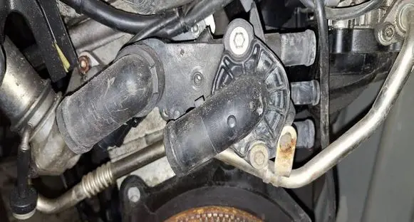 Audi A2 Engine coolant pipe/hose 032121121K
