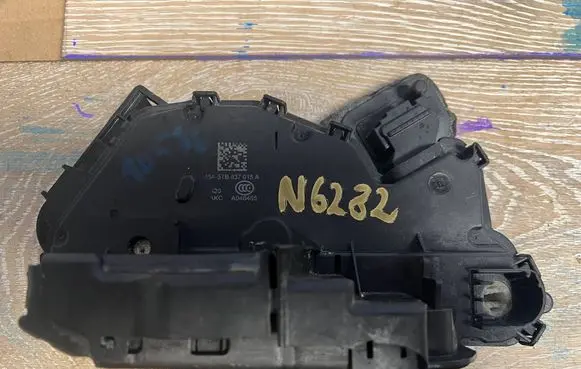 Skoda Fabia Mk3 (NJ) Front door lock 5tb837015a