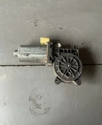 BMW X5 E53 Front door window regulator motor 0130821717