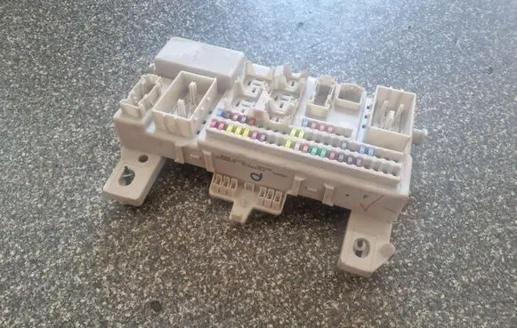 Mazda 3 I Fuse module