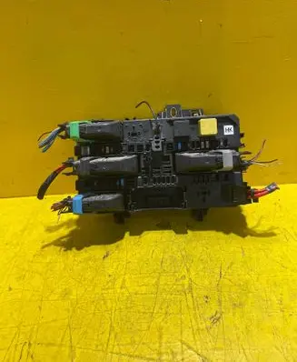 Opel Zafira B Fuse module 13206762