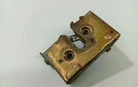 Volkswagen PASSAT B4 Rear door lock 357839016D