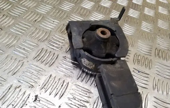 Toyota RAV 4 (XA20) Engine mount bracket
