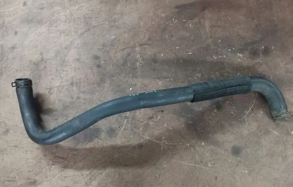 Chrysler Town & Country V Engine coolant pipe/hose