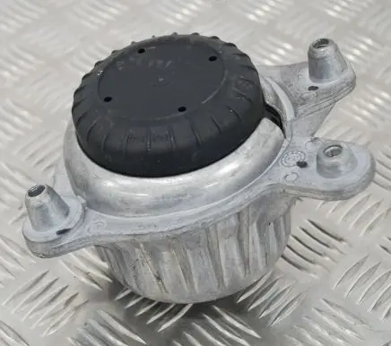 Mercedes-Benz C W205 Engine mount bracket