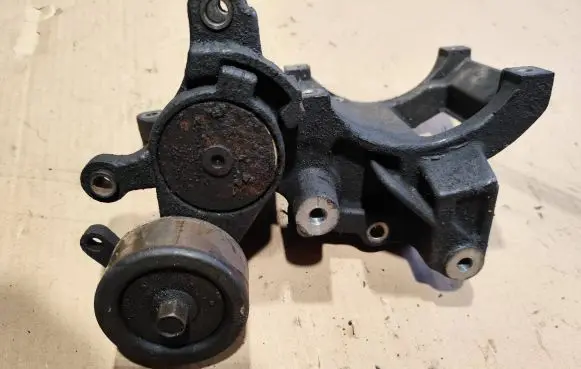 Toyota Land Cruiser (J120) A/C compressor mount bracket 
