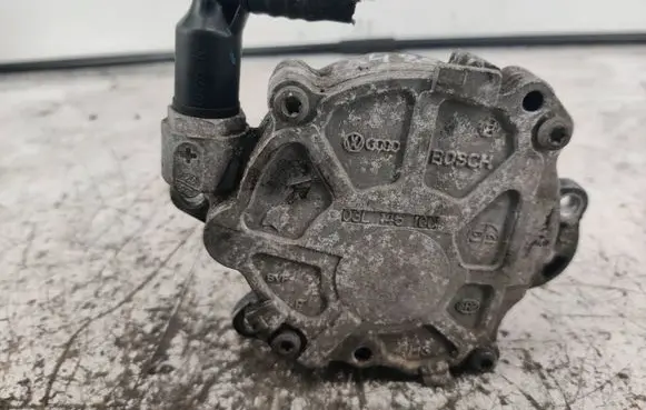 Volkswagen Jetta VI Vacuum pump 03L145100