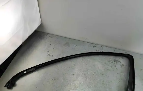 Mercedes-Benz S W221 Front door glass trim molding A22172501719051