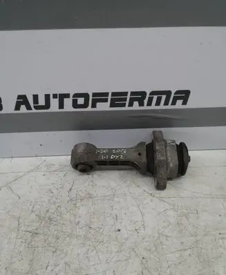 Hyundai i20 (PB PBT) Engine mount bracket