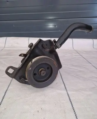 Isuzu Trooper Power steering pump 894408785