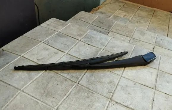 Rear wiper blade arm