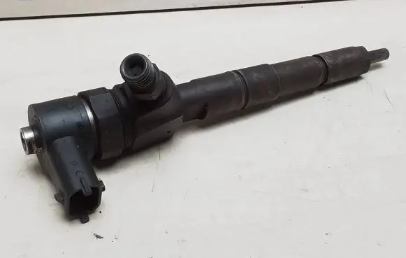 Opel Insignia A Fuel injector 55577668