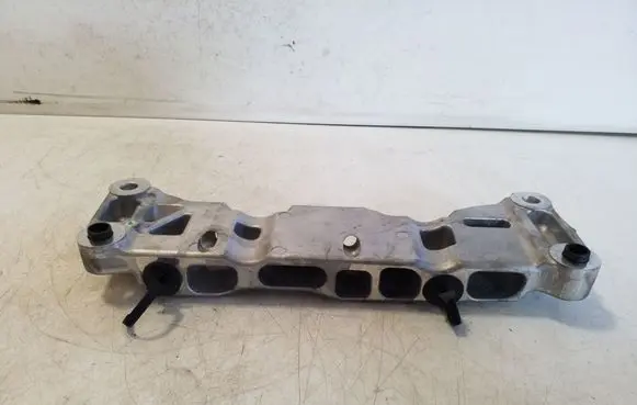 Engine mounting bracket