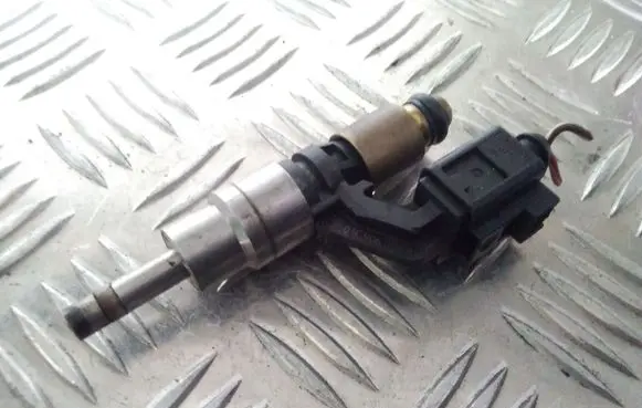 Volkswagen Golf V Fuel injector 0261500016 03C906036A