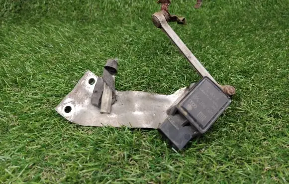 Headlight/headlamp level sensor